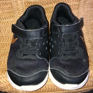 Toddler girls Nike sneakers